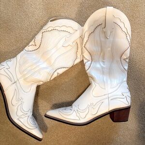 Womens Cowboy Boots white size 9- NEW